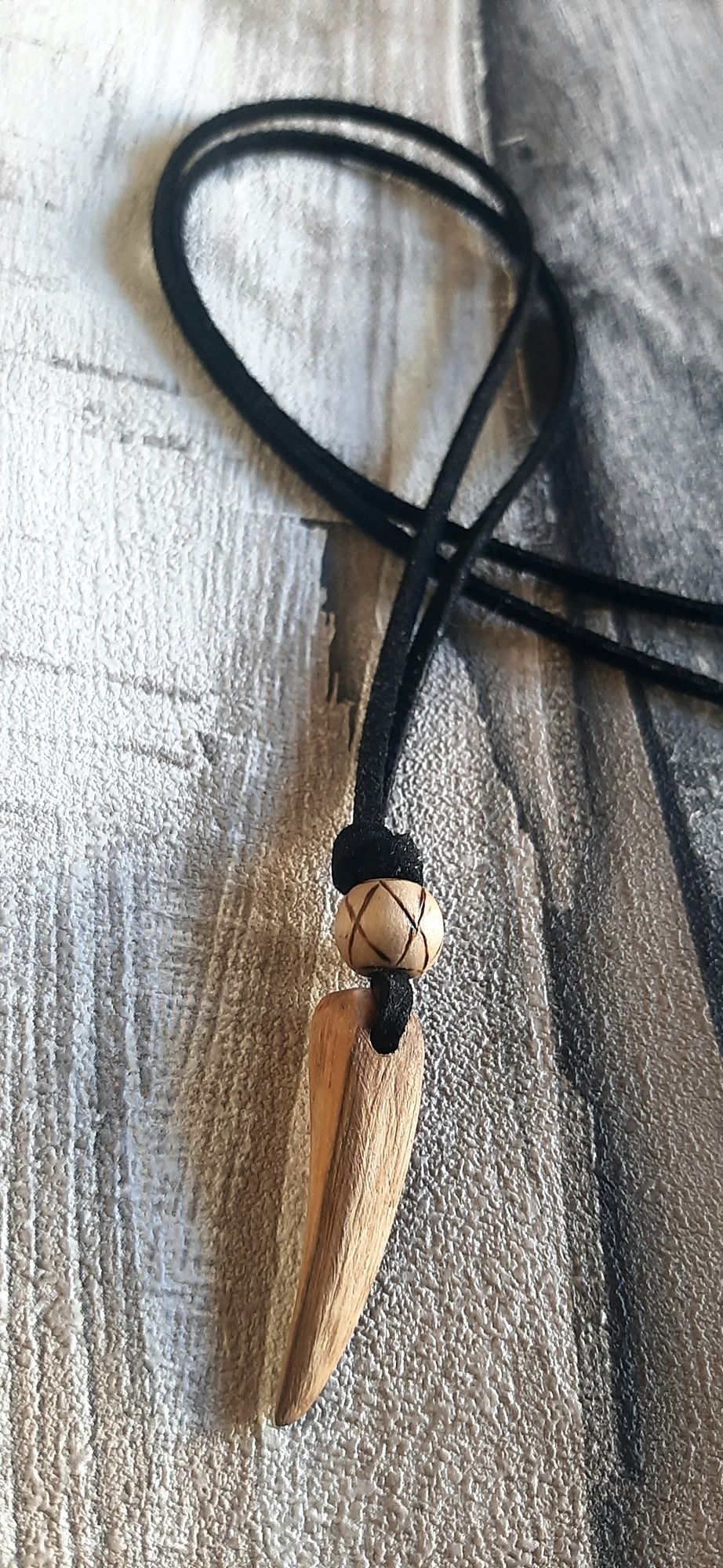 Naszyjnik wisiorek słowiański drewniany kieł wilk runa Fehu amulet