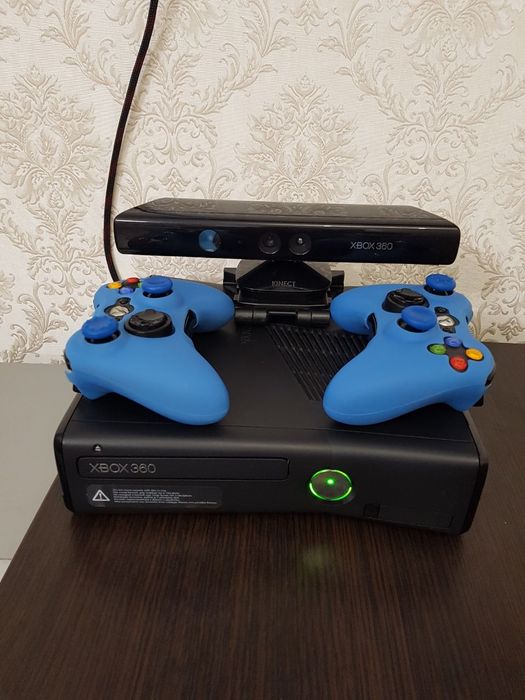 Продам игровую консоль  Xbox 360!Прошит!+kinect+2геймпада+56игр!