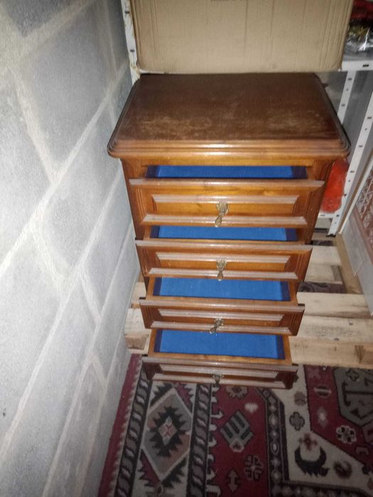 Cama individual em madeira (sem colchão) + mesinha 4 gavetas