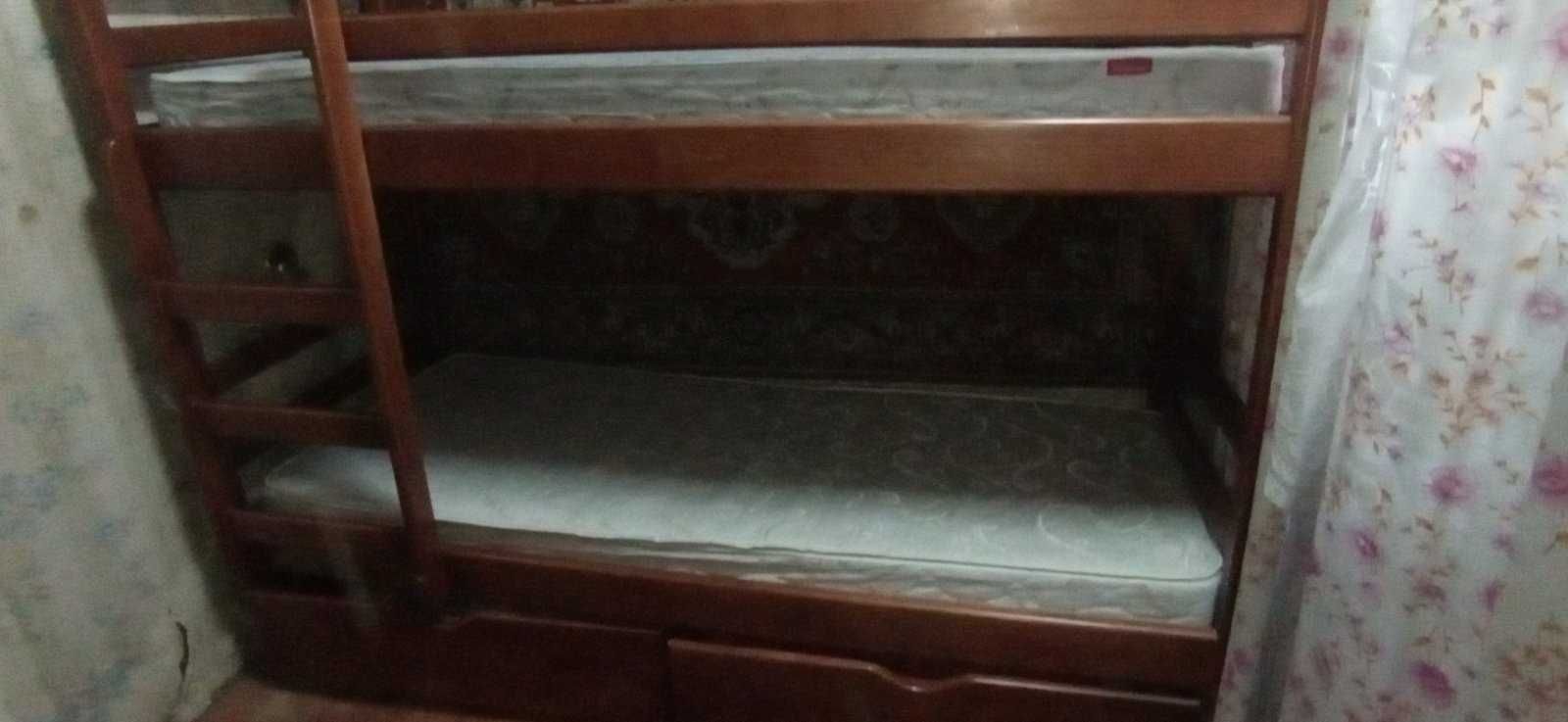 Продається ліжко двоярусне (в подарунок 2 матраци)