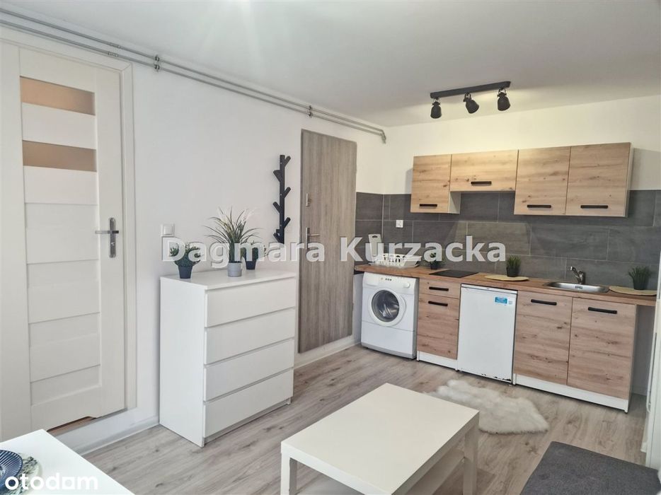 Kawalerka, 1 piętro, co miejskie, balkon.