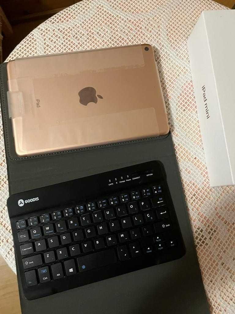 iPad Mine 5g com capa e teclado externo