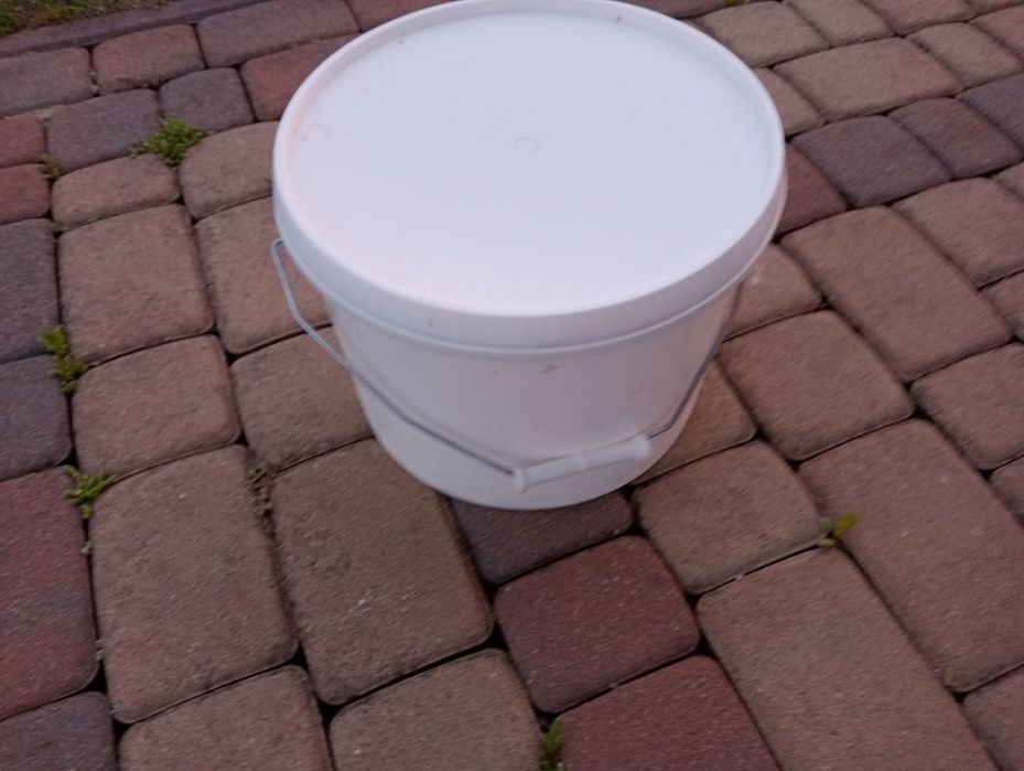 Wiaderka 11 kg z metalowym uchwytem białe