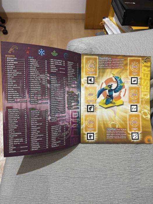 Caderneta Invizimals Evolution Stricker Album