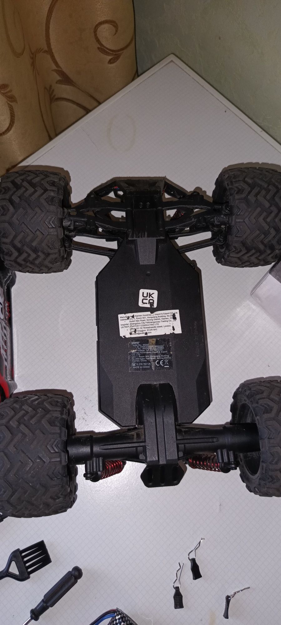 Машинка на радиоуправлении DEERC 9500E 1:16 масштаб 4x4