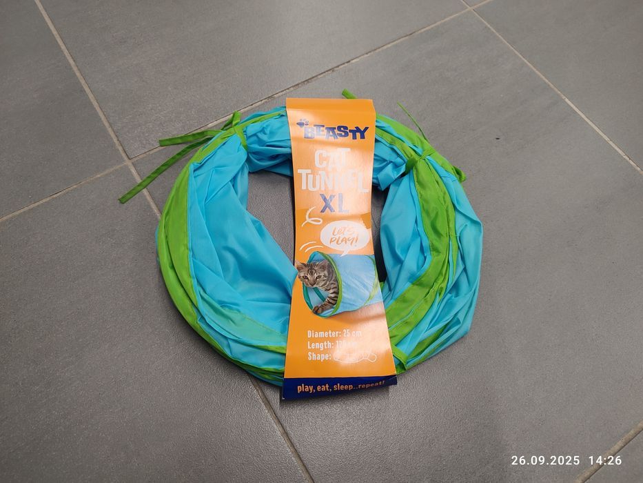 Nowy zielony tunel dla kota z zakrętem