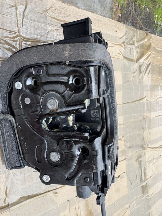 Продам оригинальный замок в дверь для Тесла 2024 Highland