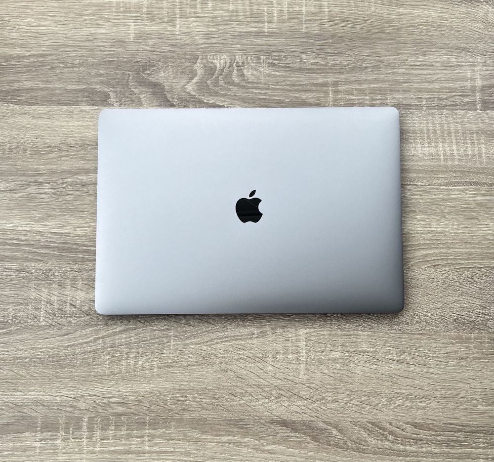 MacBook Pro 2018 15 | i7 2.2ghz | 32gb ram | Radeon 555x 4gb | 256 ssd