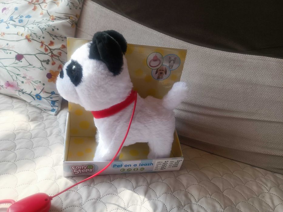 Zabawkowy pies na smyczy