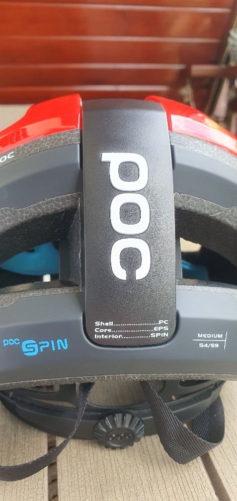 Kaska rowerowy firmy POC wraz z pokrowcem