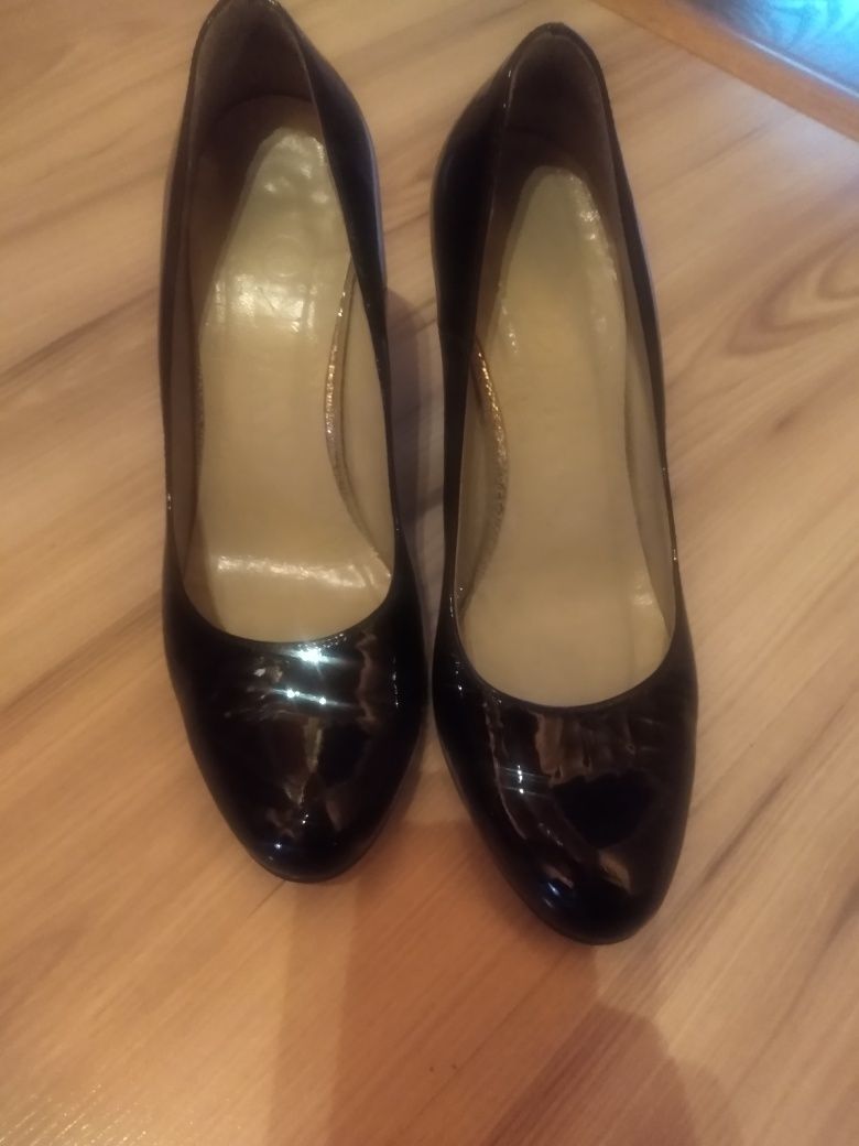 Buty lakierowane na obcasie