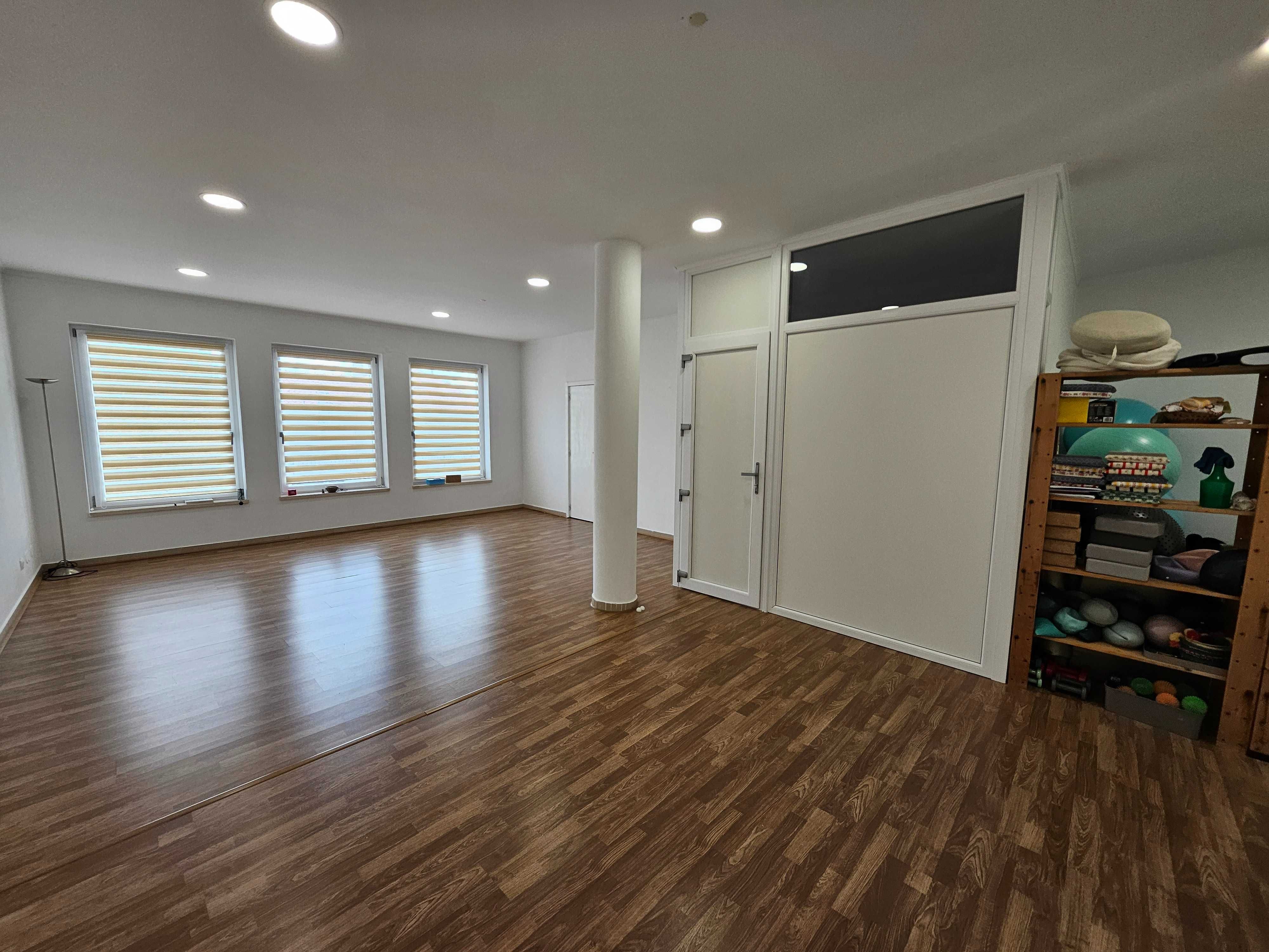 Espaço comercial com rés do chão e andar para arrendamento.