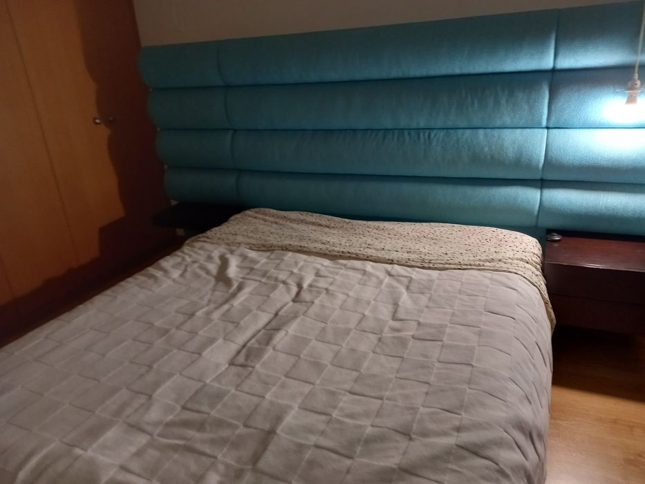 Cama de casal com cabeceira forrada
