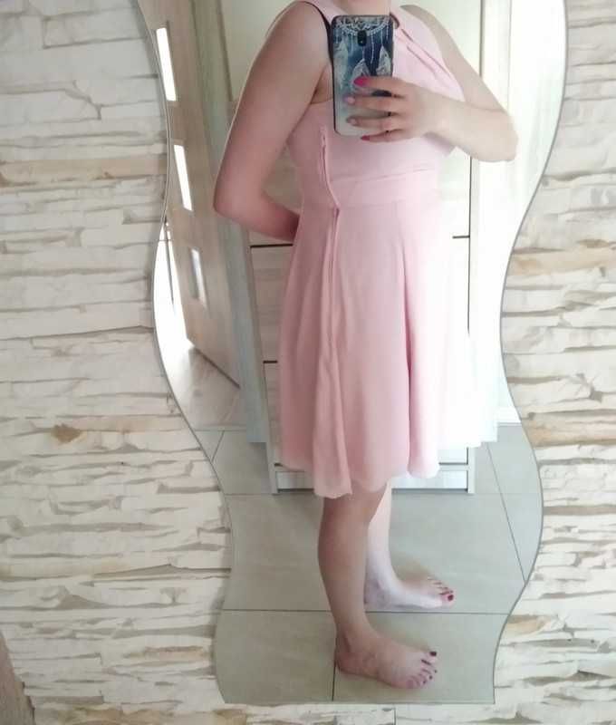 Różowa sukienka z koronkową wstawką