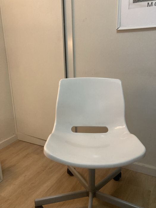 Cadeira branca escritório com rodinhas IKEA
