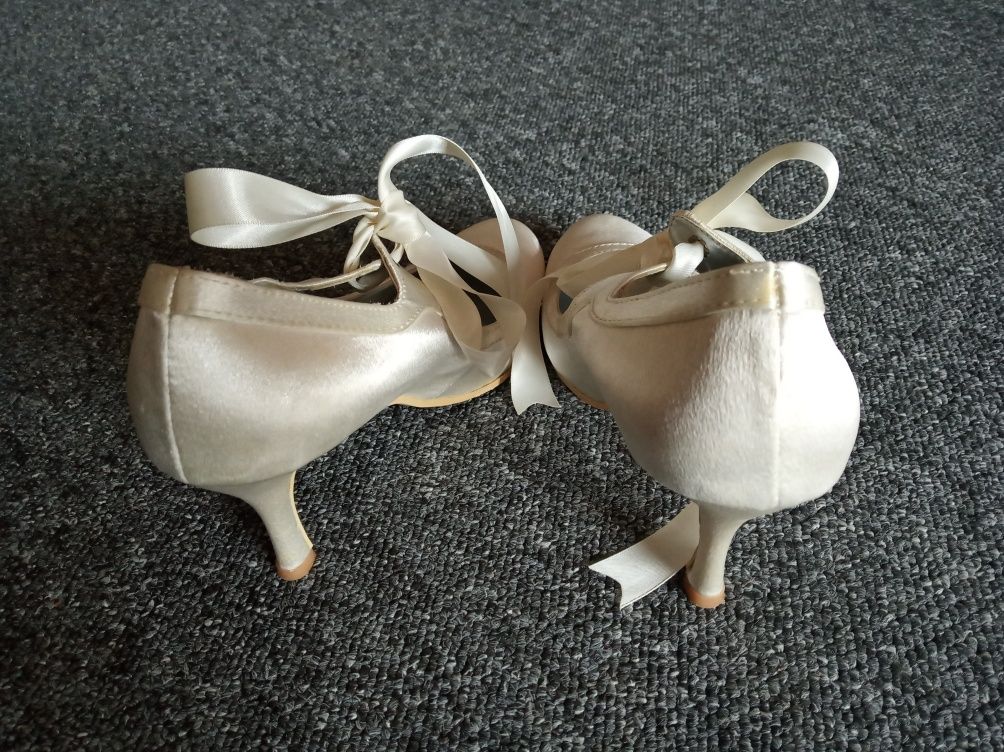 Buty ślubne Kość słoniowa na obcasie r. 39 wkładka 25 cm z kokardą