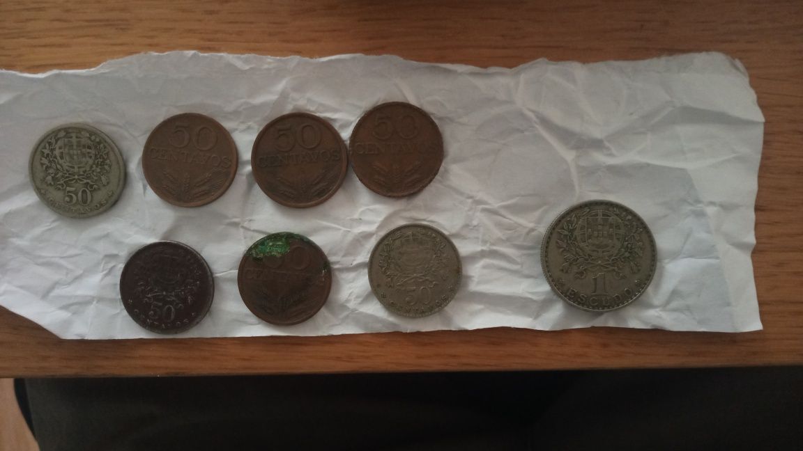 Várias notas e moedas antigas