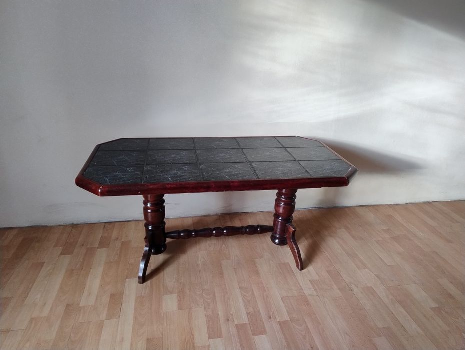 Używana ława drewniana z kafelkami na blacie.