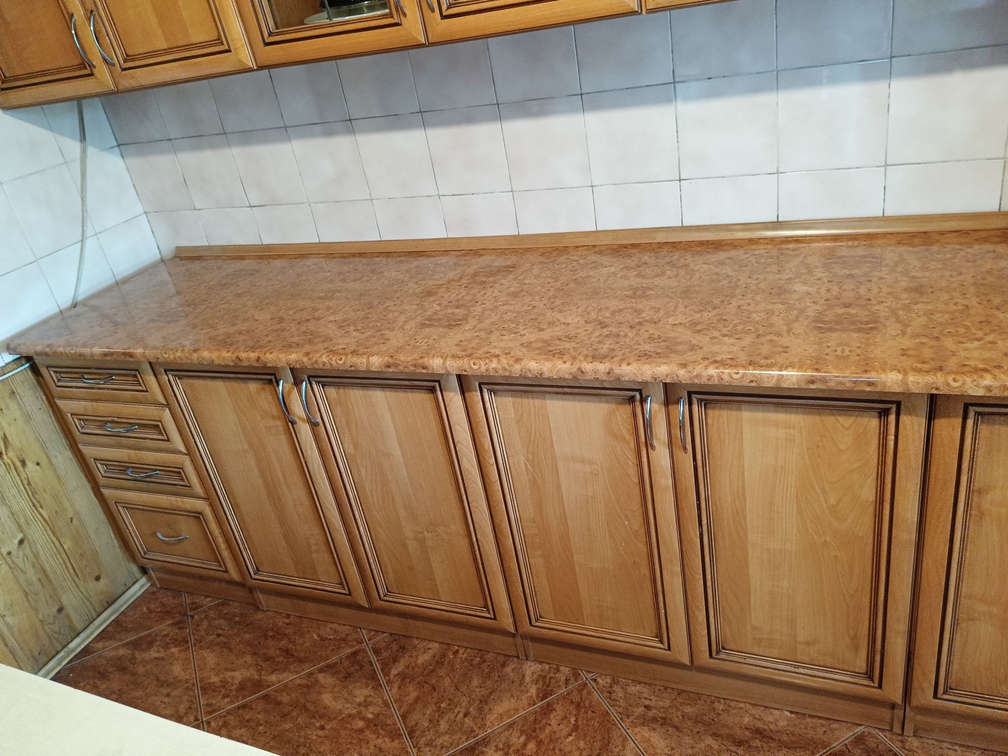 Meble kuchenne ze zlewozmywakiem i okapem