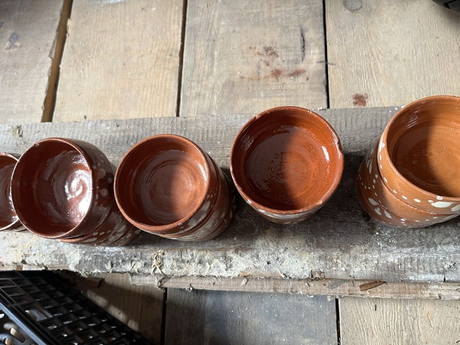 Tacas de barro com motivos brancos