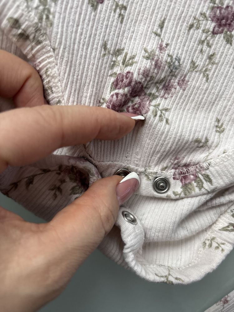Prążkowany zestaw Newbie 86 legginsy i body w kwiatuszki