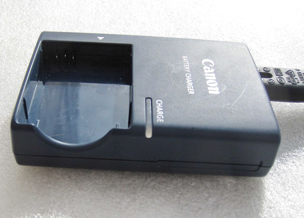 Зарядное устройство фотоаппарата Canon .
