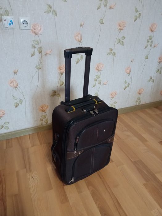 Продам лёгкий чемодан на колесах Single..