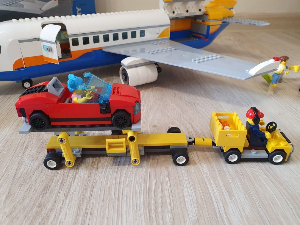 LEGO City 60262 - Samolot pasażerski i lotnisko  jak NOWY