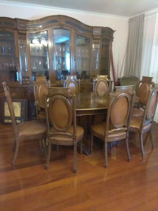 Sala clássica, em folha de nogueira.