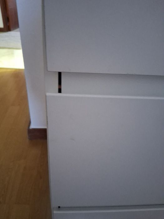 Vendo cómoda  esta a funcionar. Esta a fechar todas as gavetas