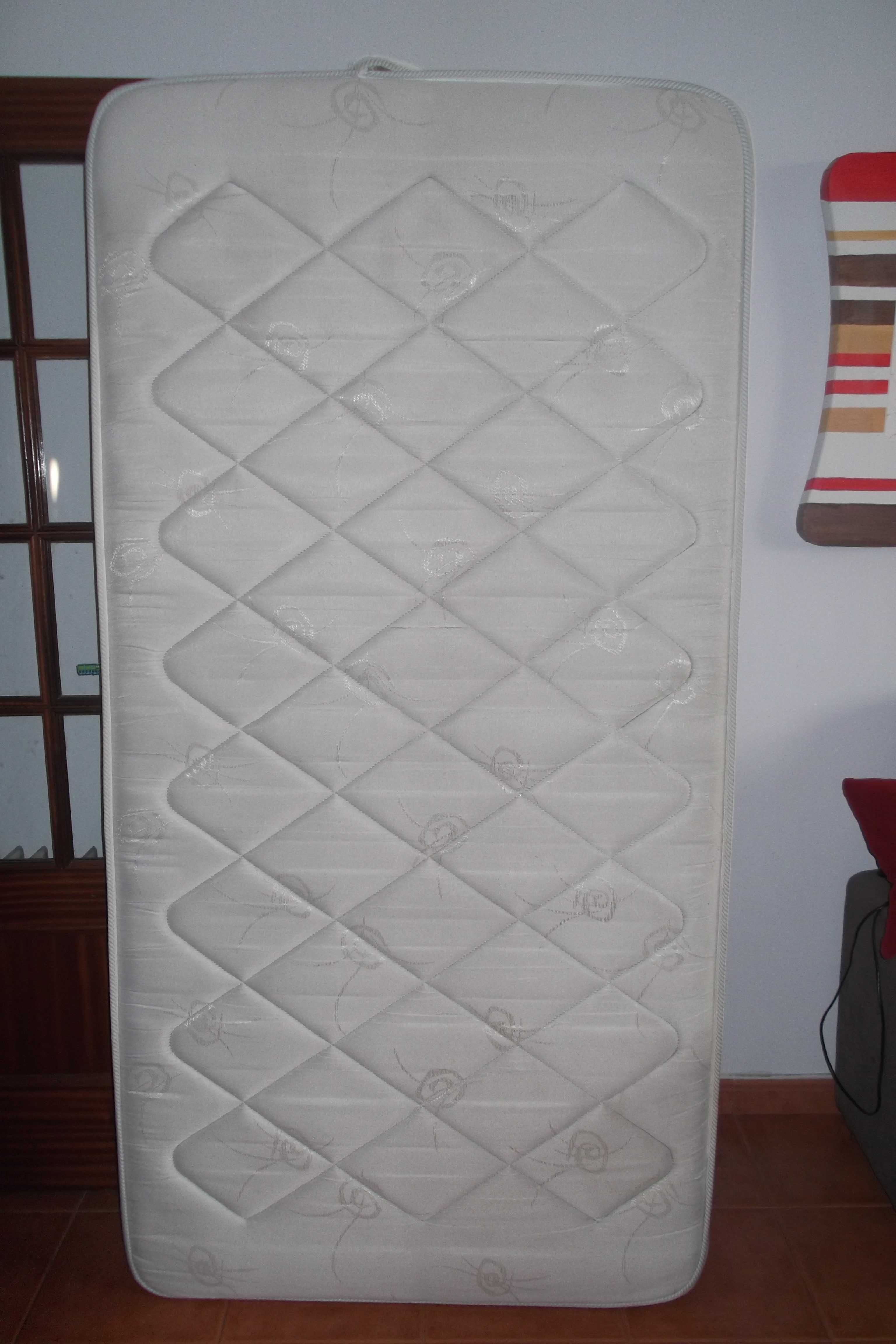 Cama Solteiro ou Casal (com Colchões)