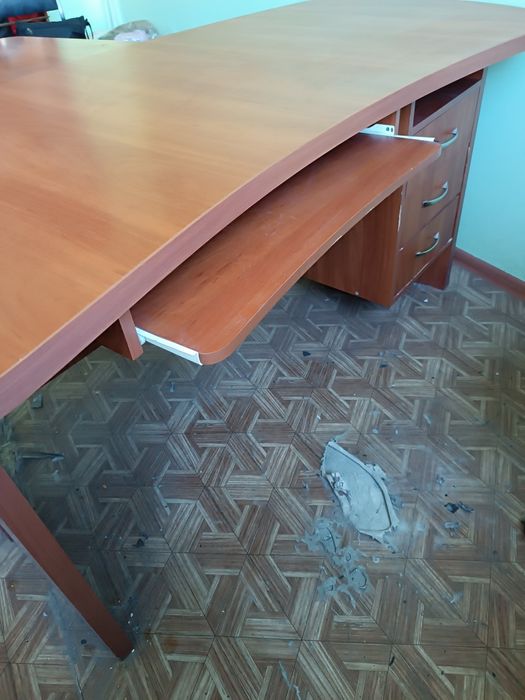 Продам стол директорский