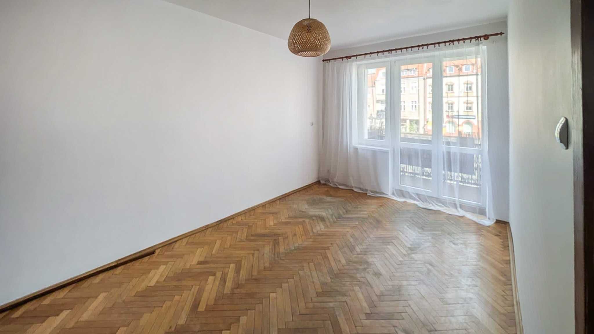 Sprzedam mieszkanie 2-pok. z balkonem, 1 piętro. – świetna lokalizacja