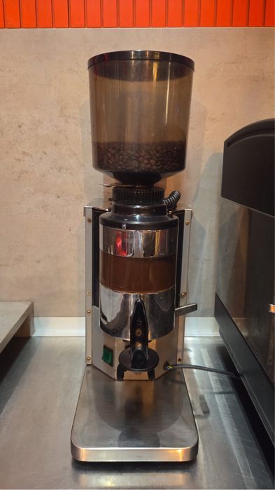 Moinho de cafe em bom estado