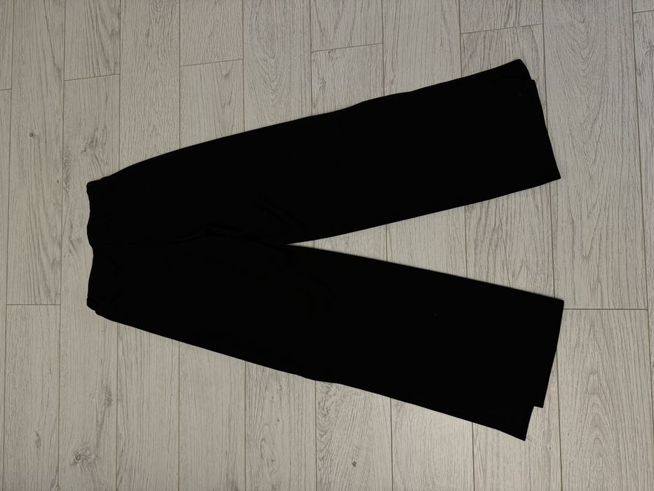 Черные штаны-палаццо с разрезами