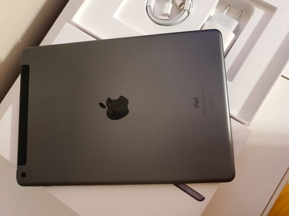 Tablet Apple iPad 10.2, z modem LTE, wi-fi,32 GB jak nowy