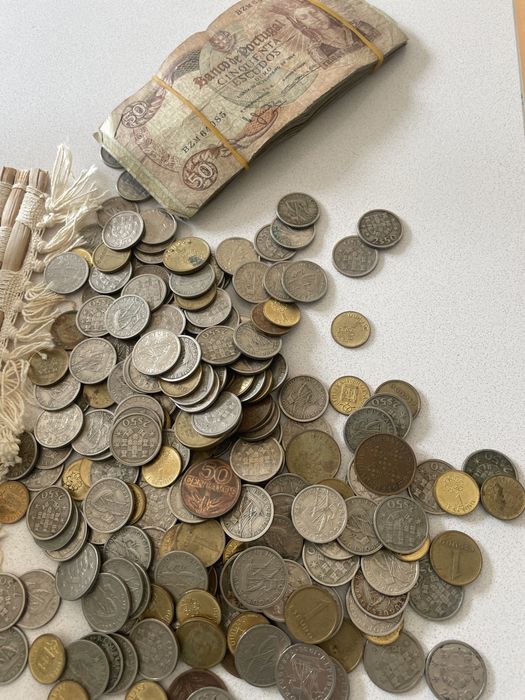 Escudos para colecao - 53 notas + moedas