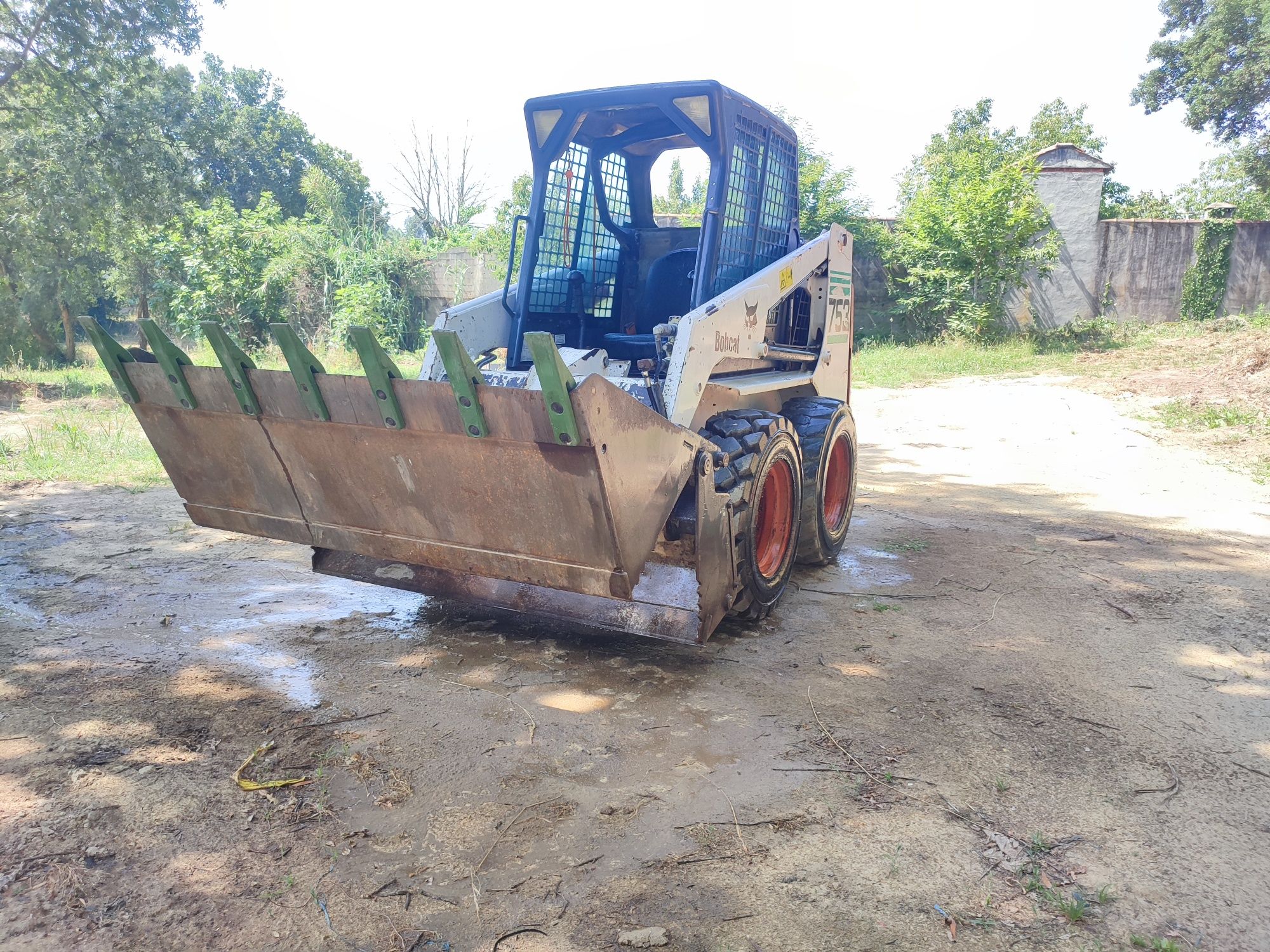 BOBCAT 753_ Mini  Pá carregadora_ Semi Nova