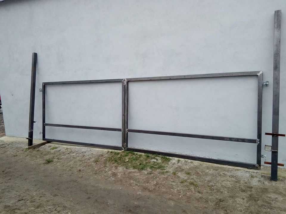 Brama dwuskrzydłowa 500 cm x 150 cm z słupkami.