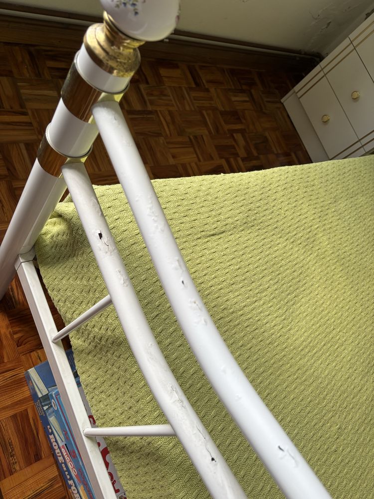 Cama antiga + mesas cabeceira