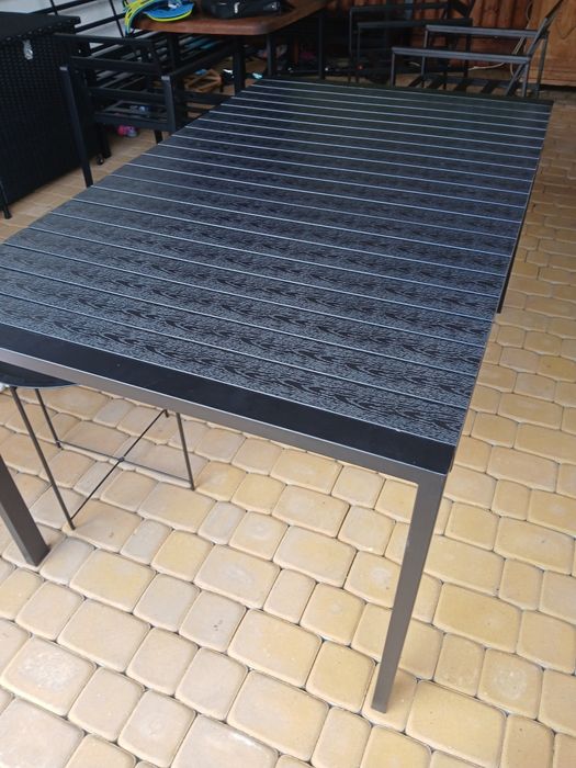 Duży stół ogrodowy:  148cm x 90cm.