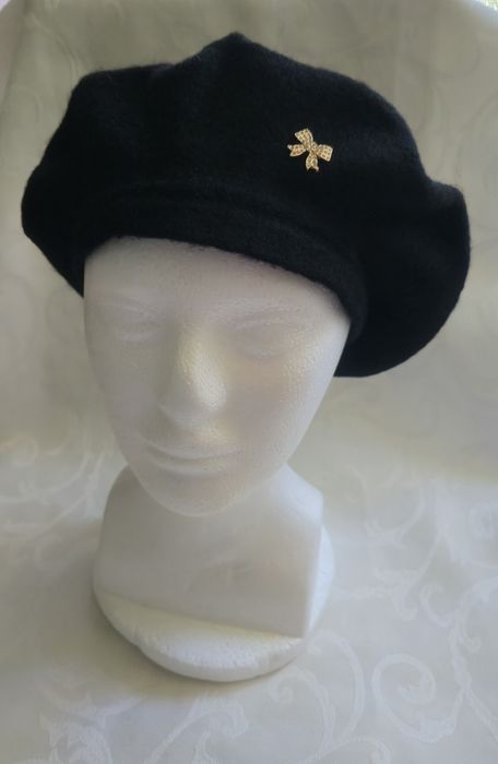 Eleganski Beret Damski z Ozdobnym Detalem – Idealny Dodatek