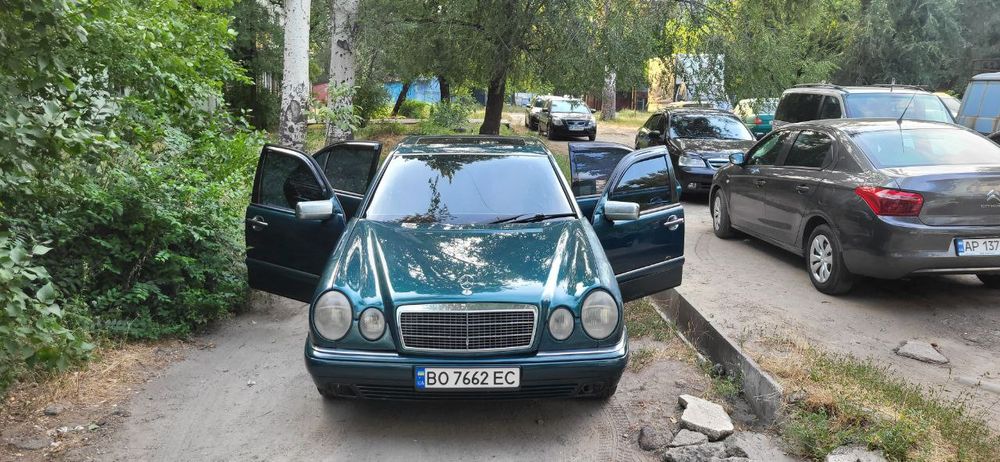 Авто Mercedes-Benz E230