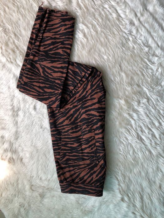 Джинси з приниом зебри від H&M