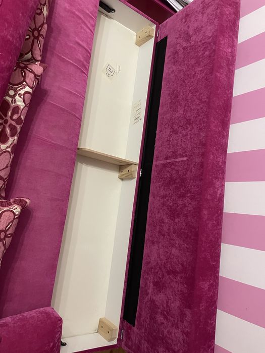 różowe skladane łóżko z poduszkami