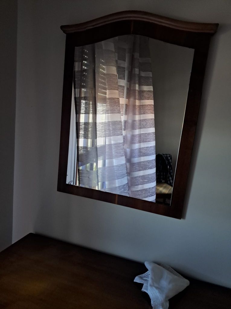 Mobília de quarto (armário, cama, mesinha cabeceira)