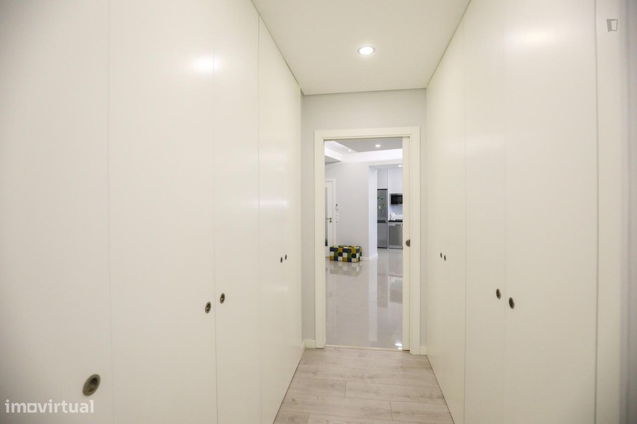 634970 - Quarto com cama de casal e varanda em...