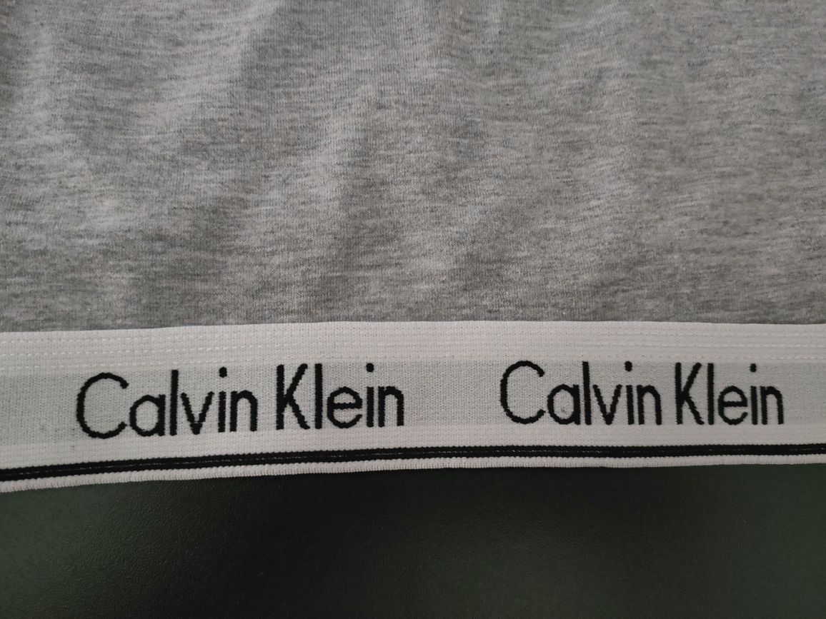świetny młodzieżowy  top Calvin Klein stan idealny
