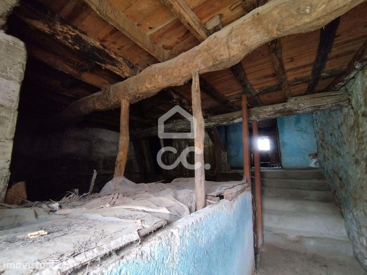 Moradia para reconstruir na periferia da cidade de Chaves
