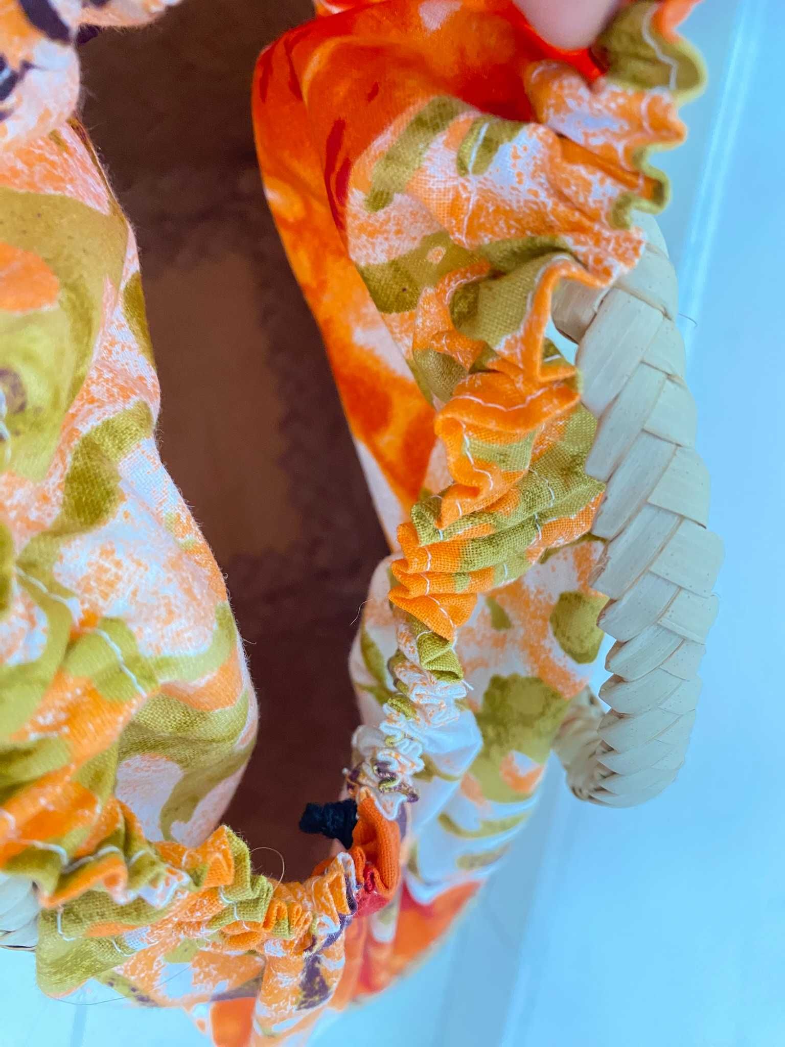 Cesta pequena de verga forrada com tecido africano